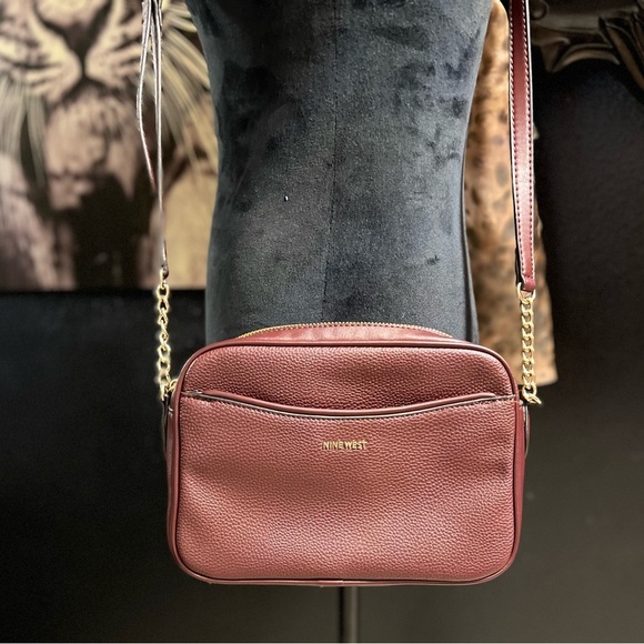 EUC- NINE WEST BURGUNDY SUPER CUTE CROSSBODY BAG WITH GOLD ACCENT CHAINS - Picture 2 of 12